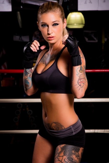 Stunning tattooed Kleio Valentien boxes nude & teases with her flawless body - pornpics.de