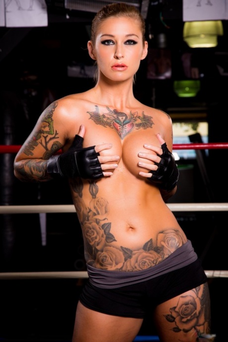 Stunning tattooed Kleio Valentien boxes nude & teases with her flawless body - pornpics.de