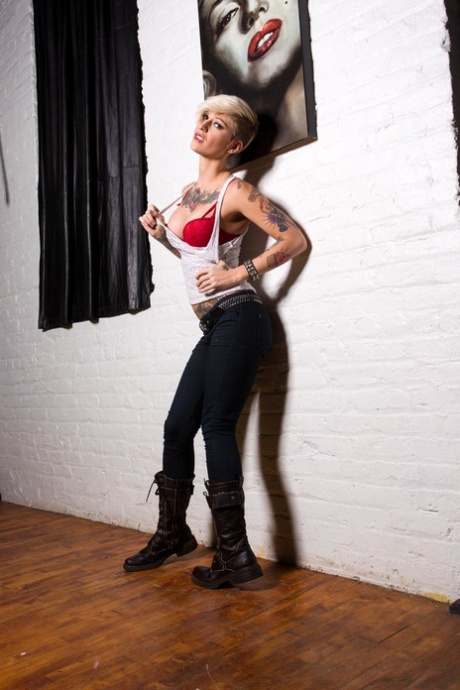 Tattooed model Kleio Valentien takes off clothes and boots to model naked - pornpics.de