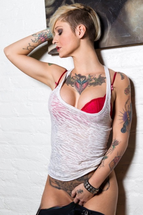 Tattooed model Kleio Valentien takes off clothes and boots to model naked - pornpics.de