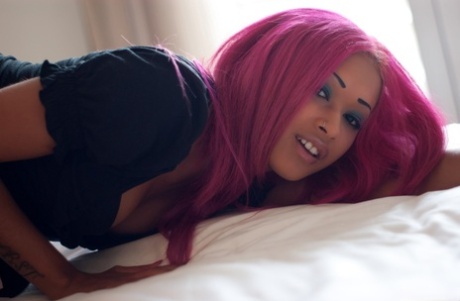 Lovely pink-haired ebony doll showing her superb body on the bed - pornpics.de