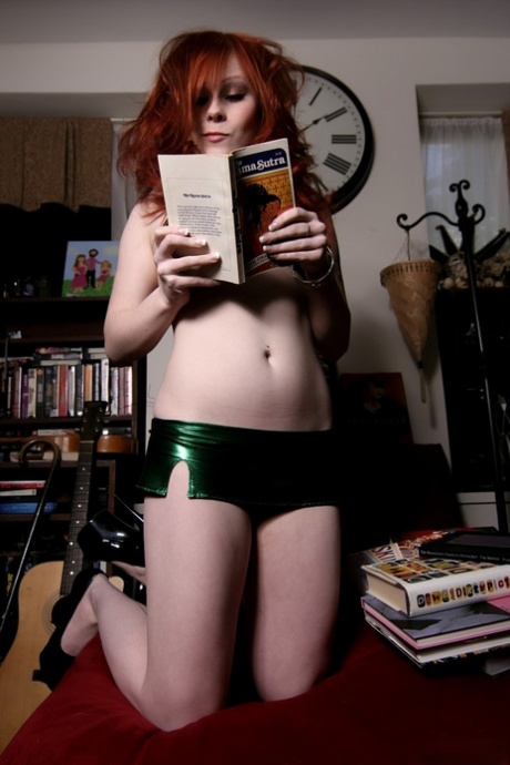 Amateur redhead Misti Dawn has amazing solo masturbation session on her bed - pornpics.de