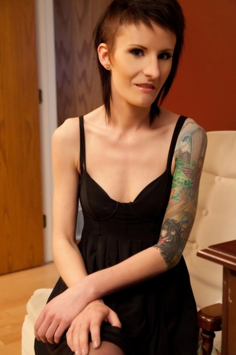 脆弱的纹身女孩Eliza在镜头前被操后，平坦的乳房上出现了精液