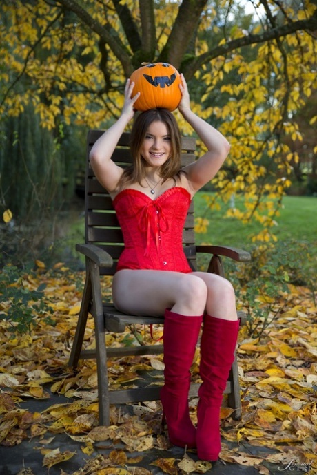 Delectable babe Evelina Darling poses naked on the eve of Halloween - pornpics.de