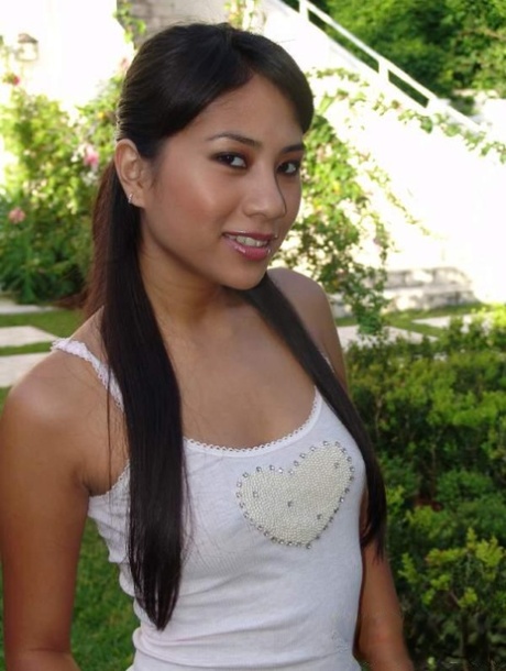 Lovely Asian chick Nyomi Marcela gives nice handjob and boobjob outdoors - pornpics.de