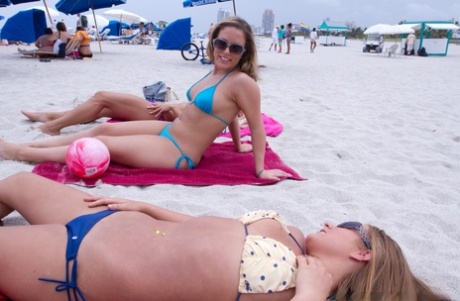 Busty ladies Sofia Ressen, Mercedes Lynn & Jennifer Annah Fox enjoy licking