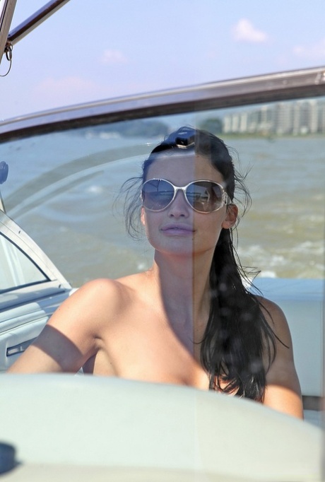 匈牙利大胸淘金者 Aletta Ocean 在船上小便