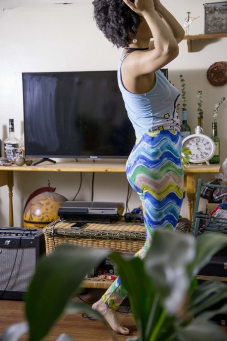 裸体的美国女性穿好衣服，而一个隐藏的偷窥狂喜欢这个节目