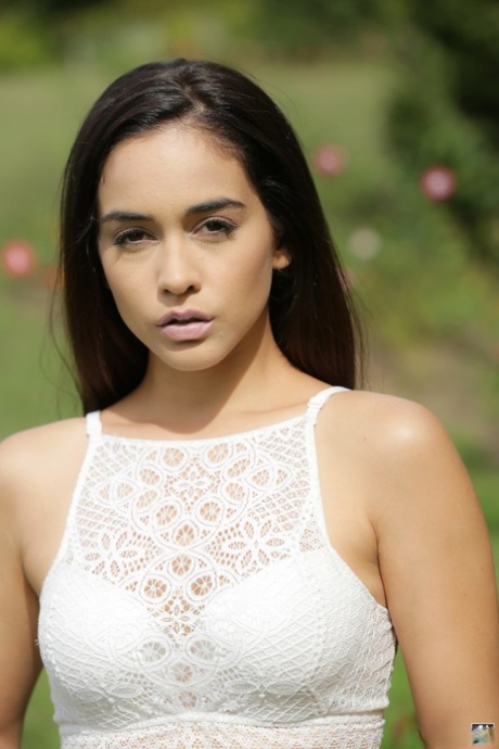 情色宝贝 Ginebra Bellucci 肛门刘海狗爬式和反向女牛仔式