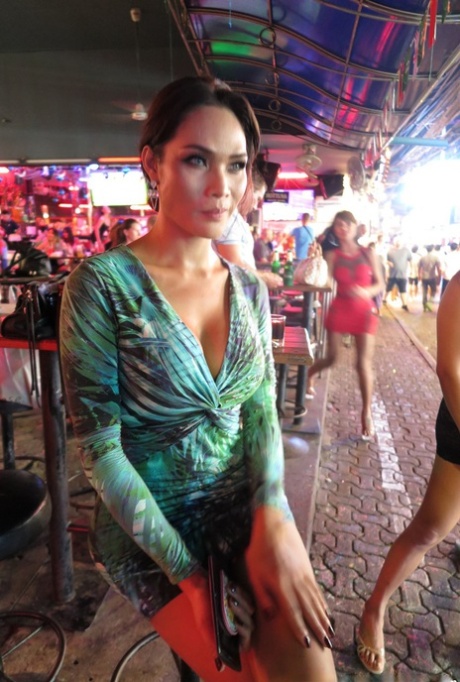 美腿亚洲人妖出街，轻松冒充女性