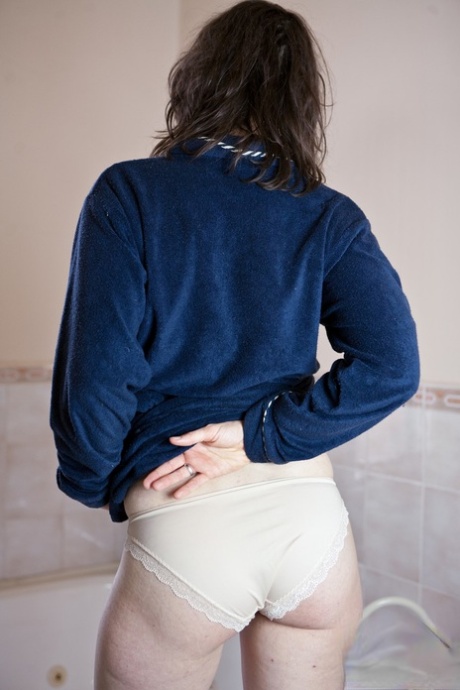 书呆子女孩与毛茸茸的腋窝莫娜脱掉她的衣服在一个厕所