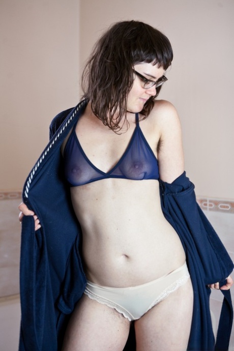 书呆子女孩与毛茸茸的腋窝莫娜脱掉她的衣服在一个厕所