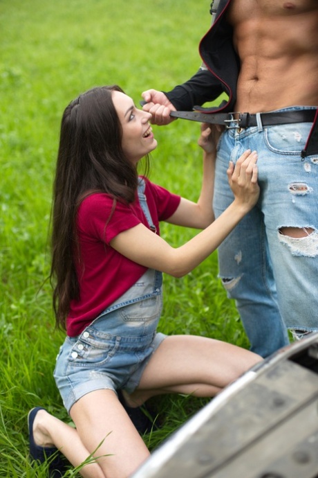 华丽的黑发女青少年阿文金得到她的娘们填补了一个匿名的徒步旅行者