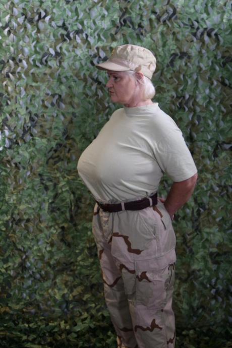 Hot military granny Lacey Starr shows her big tits & gets rammed by a soldier - pornpics.de