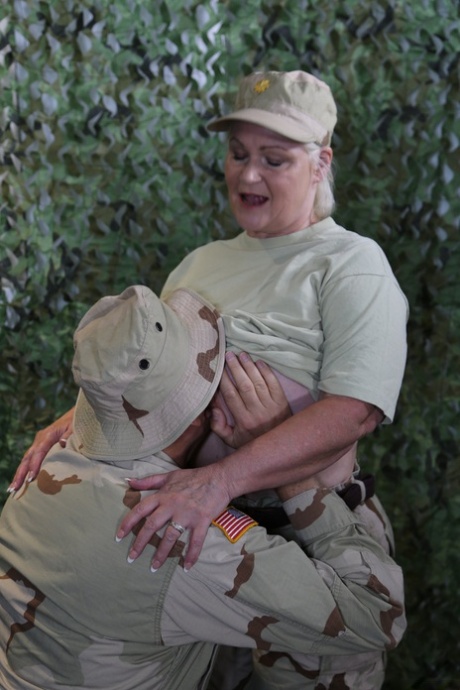 Hot military granny Lacey Starr shows her big tits & gets rammed by a soldier - pornpics.de
