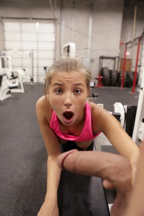 Fitness hottie Carolina Sweets gets her tight bald cunt penetrated at the gym - pornpics.de