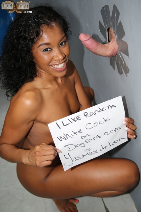 Dark-skinned whore Yasmine De Leon blows white cock through gloryhole - pornpics.de