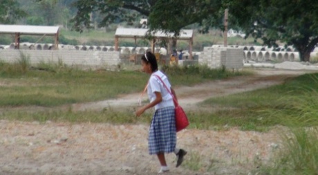 吸烟菲律宾女学生莎莉打开她的制服露出甜美的青少年奶