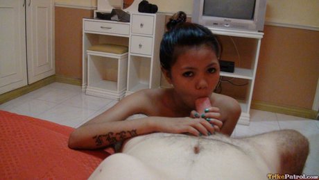 瘦弱少女阿尔特亚在舔球 POV 口交中涂上牙套精液