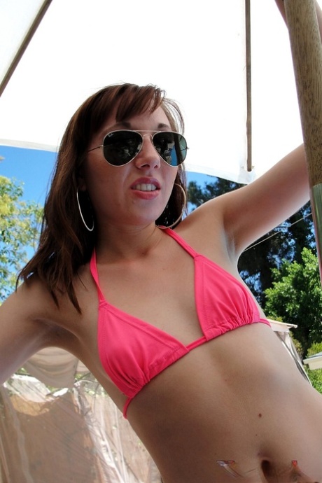 Cute girl in a bikini Emma Haize shows her bum and blows a cock outdoors - pornpics.de