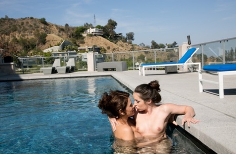 Hot stars Vanessa Veracruz & Lola Foxx take lesbian licking selfie in the pool - pornpics.de