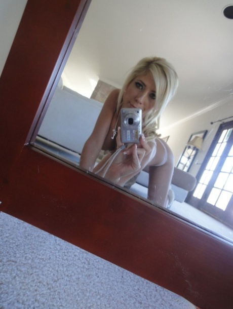 金发美女塔莎-雷恩（Tasha Reign）拍摄性感自拍照，并对着镜子展示她的大奶子