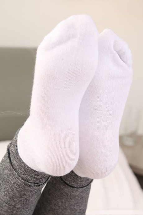妖娆的辣妹凯暴露了她令人难以置信的山雀和姿势在性感的紧身裤