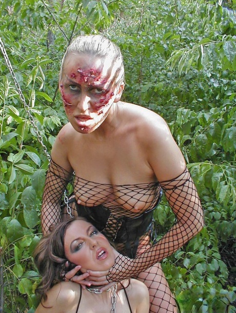 Wild Hungarian porn stars Mandy Bright and Maria Bellucci enjoy lesbian sex - pornpics.de