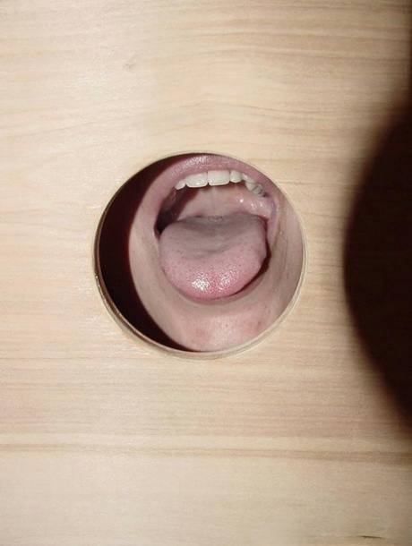 丰满的宝贝糖凯恩揭示了她漂亮的胸部和吸一个gloryhole公鸡