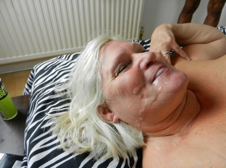 Stunning blonde granny Lacey Starr gives a blowjob before sex and a facial - pornpics.de