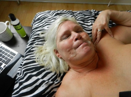 Stunning blonde granny Lacey Starr gives a blowjob before sex and a facial - pornpics.de