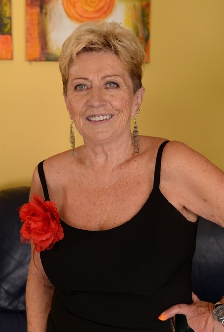 Alluring granny Malya presenting her old body and fantastic booty