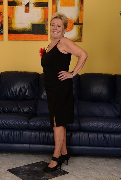 Alluring granny Malya presenting her old body and fantastic booty
