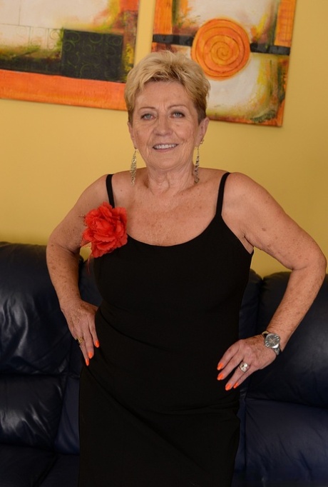 Alluring granny Malya presenting her old body and fantastic booty