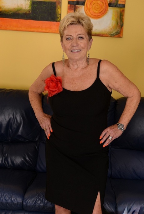 Alluring granny Malya presenting her old body and fantastic booty