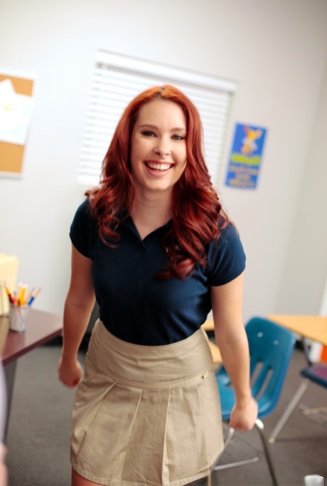 Wild redhead student Melody Jordan gives coach blowjob & gets facial in class - pornpics.de