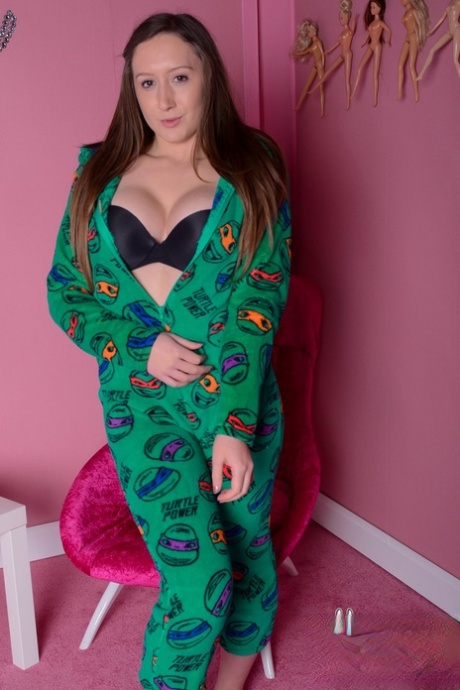 Elouise Please在使用她最喜欢的性玩具自慰时进行cosplay