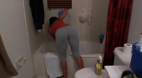 Puerto Rican MILF Becca Diamond shows her hot booty while cleaning bottomless - pornpics.de