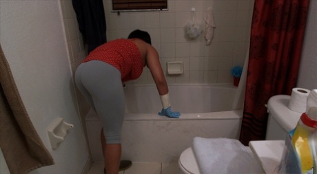 Puerto Rican MILF Becca Diamond shows her hot booty while cleaning bottomless - pornpics.de