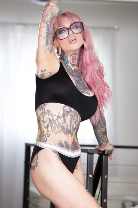 粉红头发的 Sydnee Vicious 让所有耳塞、纹身和胸部爱好者为之倾倒