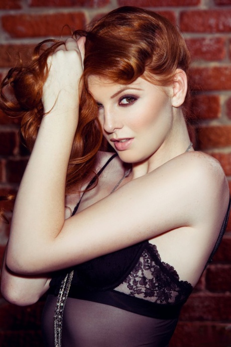 Ginger Playboy model in black Shaun Tia showing off her sexiness - pornpics.de