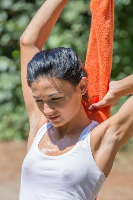 捷克女孩凯拉和阿德尔阳光去慢跑后有女同性恋