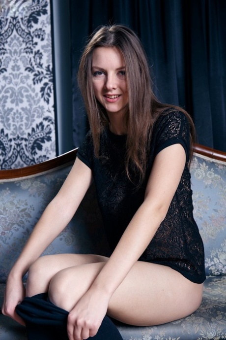 肮脏的黑发美女 Releena Ruley 在脱衣后玩弄自己的两个洞穴