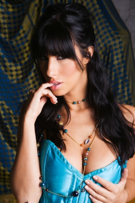 顽皮的MILF与巨大的乳房Jaime Hammer在独奏中享受挑逗的乐趣