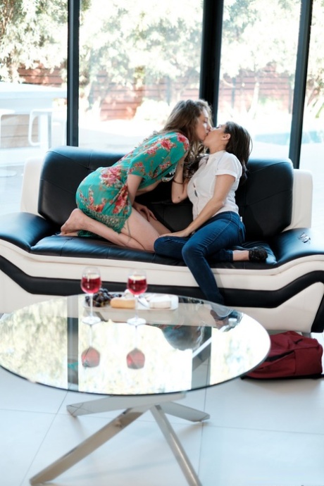 Pornstar teens April O'neil and Elena Koshka licking each other in lesbo act - pornpics.de