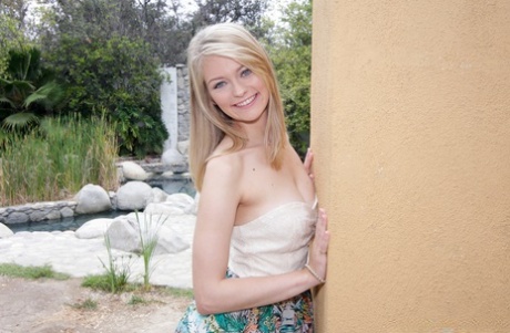 Blonde teen Alli Rae strips outdoors and shows off her natural body - pornpics.de
