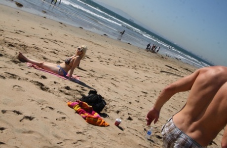 Chubby blonde sunbather Siri flaunts her big tits in a bikini on the beach - pornpics.de