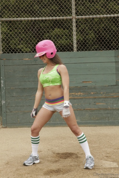 Petite brunette MILF Rachel Roxx seduces her baseball trainer for hard fucking - pornpics.de