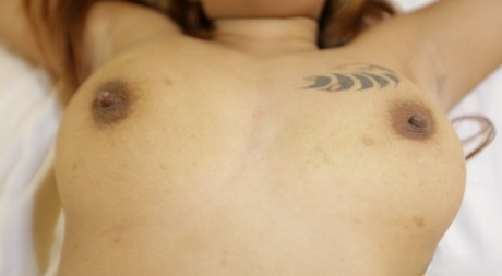 纹身亚洲宝贝 Aom 以各种姿势被操，直到爽到流出乳汁