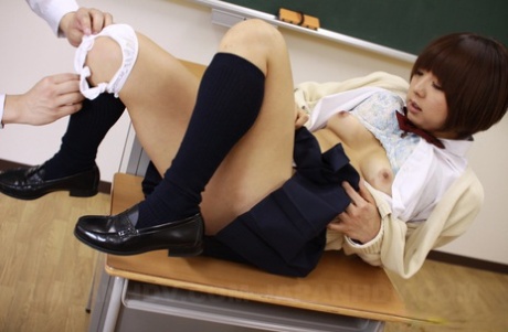Asian schoolgirl Maki Kawano takes a prick in her bush before a creampie - pornpics.de